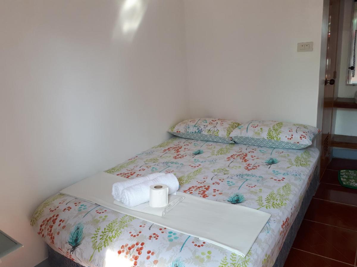 Mario's Travellers Inn Coron Esterno foto